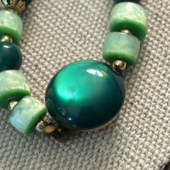 Vintage Japan one strand 2 tone green marbled glass necklace! - Picture 2 of 7